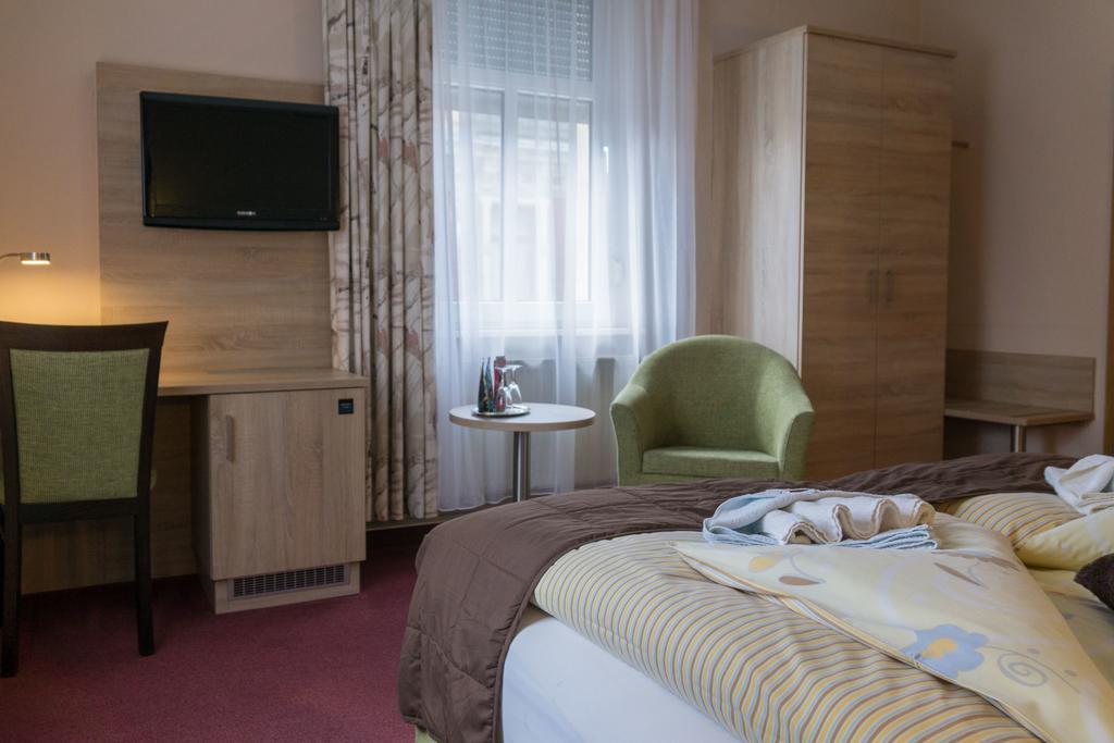 Hotel Zur Post In Вурцен Экстерьер фото
